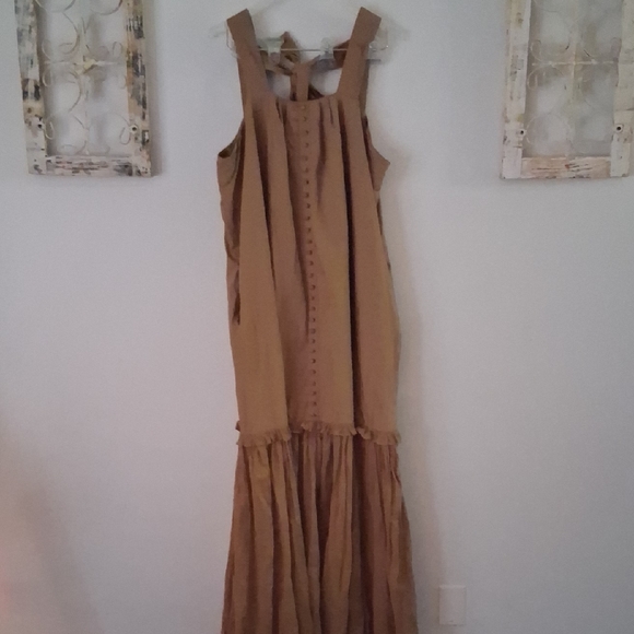 Joslin Dresses & Skirts - Elegant Tan Sleeveless Dress